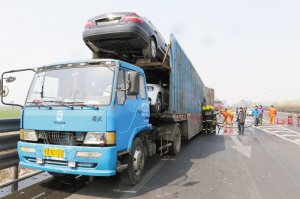 運(yùn)車大貨京港澳高速起火 8輛嶄新豪車燒毀(圖)