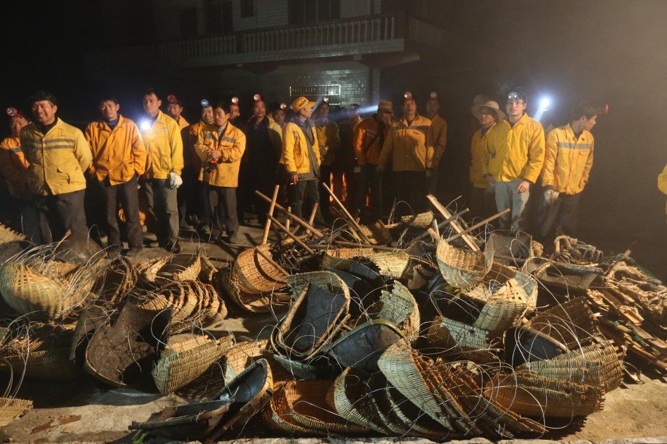 3月27日凌晨，洛湛鐵路婁邵線湖南省雙峰縣洪山殿鎮(zhèn)路段發(fā)生山體滑坡造成貨車脫軌事件，救援人員開展搶險。