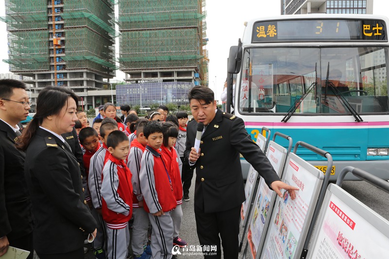 "地震體驗公交車"亮相青島為國內(nèi)首輛