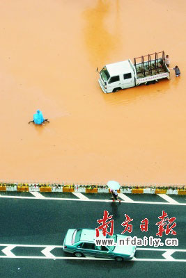 東莞莞太路虎門至東莞方向積水嚴(yán)重,部分車輛受困?！　√K仕日攝