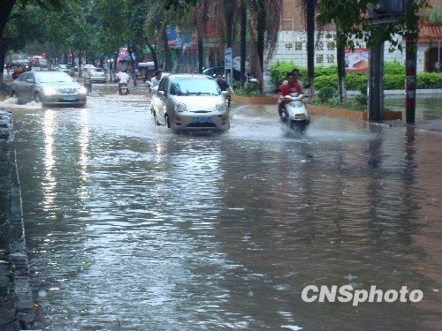 5月14日，暴雨后的廣西北流市新松路發(fā)生內(nèi)澇。受冷暖空氣共同影響，5月13日——5月14日廣西北部地區(qū)出現(xiàn)強(qiáng)降雨天氣，部分地區(qū)出現(xiàn)200毫米以上特大暴雨，廣西局部地區(qū)出現(xiàn)洪澇等次生災(zāi)害。 中新社發(fā) 張希友 攝