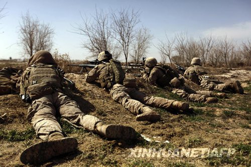 在阿富汗南部赫爾曼德省馬爾賈地區(qū)，美軍狙擊手在一次軍事行動中臥倒隱蔽。新華社/法新