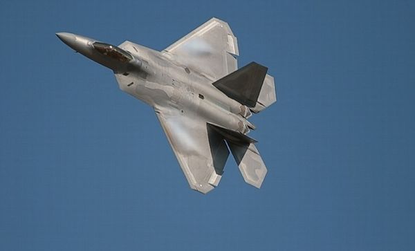 F-22進(jìn)行飛行表演。