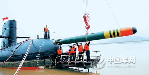 東海艦隊某潛艇支隊進行碼頭應(yīng)急吊裝魚雷演練。圖中潛艇為宋級常規(guī)動力潛艇。