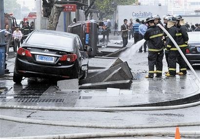 武漢高壓電纜溝發(fā)生爆炸 氣浪掀翻轎車(圖)