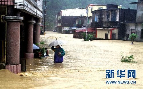 10月21日，臺灣宜蘭縣蘇澳地區(qū)居民在洪水中艱難出行。新華社發(fā) 