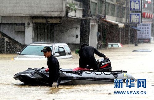 10月21日，救援人員出動(dòng)橡皮艇在臺(tái)灣宜蘭縣蘇澳地區(qū)救災(zāi)。新華社發(fā)