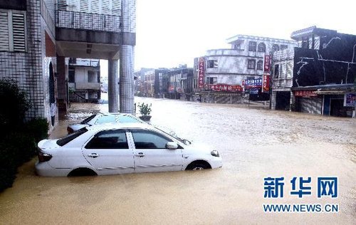 10月21日，洪水將臺(tái)灣宜蘭縣蘇澳地區(qū)街道淹沒(méi)。新華社發(fā)