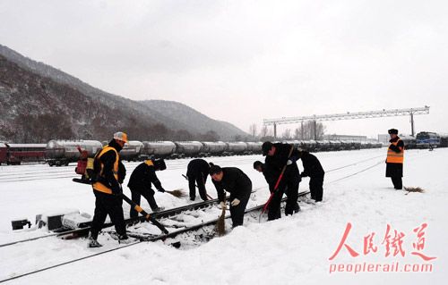 11月8日大雪襲擊吉林地區(qū) 車務(wù)段龍?zhí)渡秸厩鍜叩啦?來源：人民鐵道報(bào))