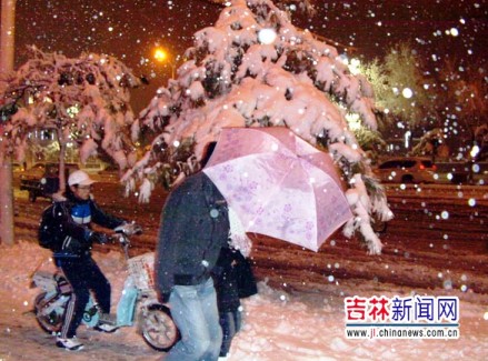 行人在雪中艱難行進(jìn)。（來源：吉林新聞網(wǎng)張猛攝） 