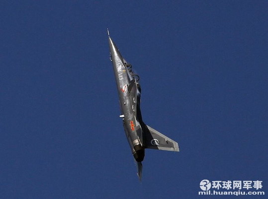 中航工業(yè)L-15“獵鷹”06號(hào)機(jī)飛上珠海藍(lán)天，進(jìn)行了首次航展前的演練。攝影：郝珺石