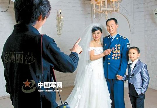 三級(jí)軍士長(zhǎng)竇樹軍一心撲在戰(zhàn)鷹維修上，結(jié)婚11年未能兌現(xiàn)妻子拍張婚紗照的愿望，空軍機(jī)關(guān)借“空軍十大杰出青年”頒獎(jiǎng)之機(jī)，特意將功臣一家接到北京為他們圓夢(mèng)