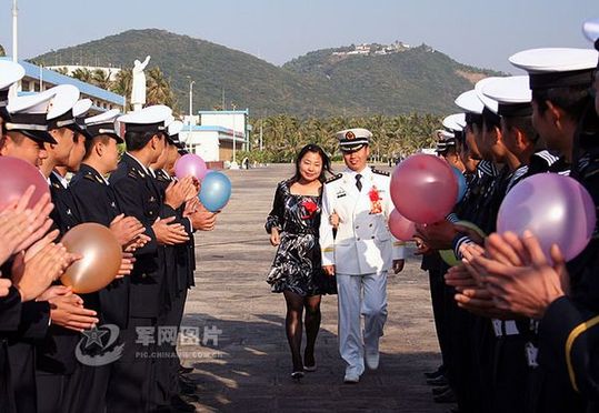 官兵夾道歡迎新人。