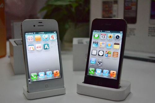 iphone4s開售，青島iphone4s真機(jī)實(shí)拍，銷售員介紹iphone4s套餐及辦理方法