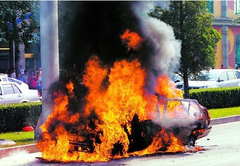 雖然消防人員很快將火撲滅,但捷達(dá)車仍被燒得只剩下空殼。