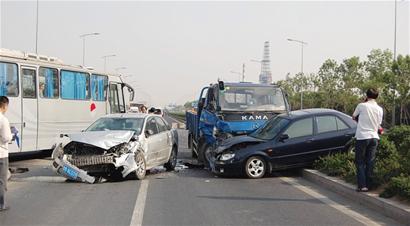 青島環(huán)灣路發(fā)生慘烈車禍 4車連撞堵路兩小時(shí)