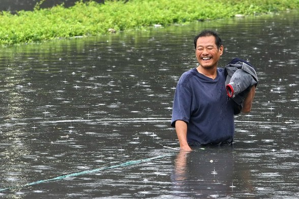 杭州暴雨 市民上街捕魚