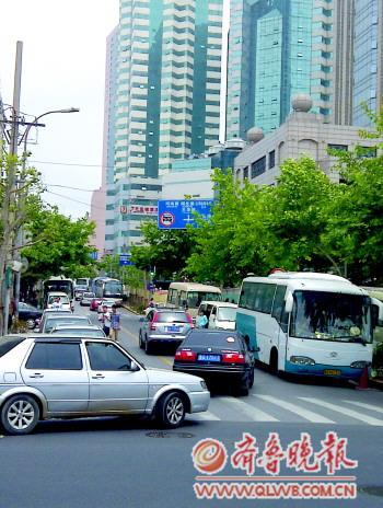 前海限行疏通沿海堵癱市區(qū) 五四廣場變爆滿停車場