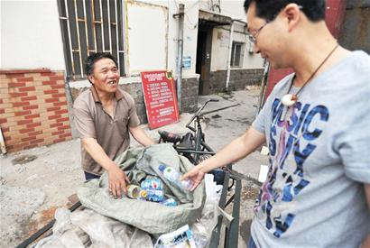 獨腿破爛王用身體蹬三輪為兒還債 每天賺10元