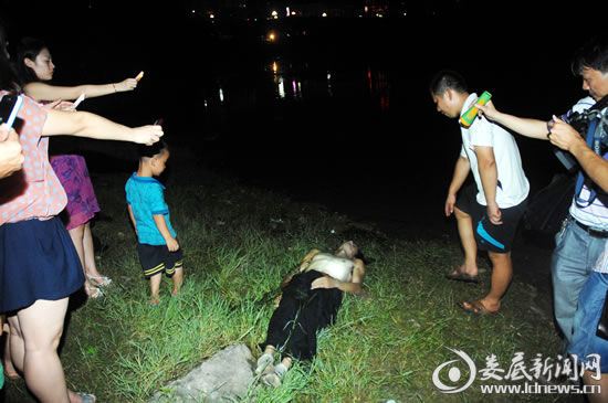 7月3日，婁底市孫水河公園河段，一名27歲的小伙子勇救一家三口卻溺水身亡。(吳永華/攝影)