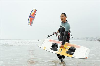 青島沖浪人:駕一葉扁舟做浪尖舞者