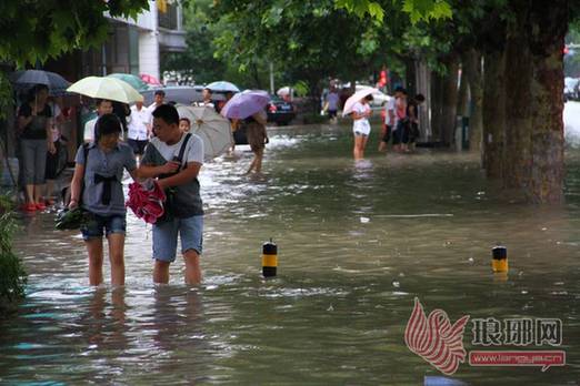 臨沂暴雨街道成河