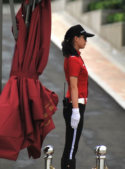 青島豪宅興起美女保安 驚艷秒殺各種車模