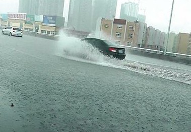 跨海大橋匝道雨篦子堵塞積水 6輛車熄火被淹