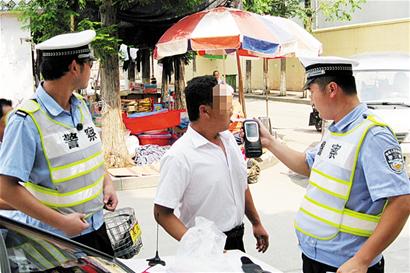 交警午間設(shè)崗查酒駕 司機(jī)被攔大喊酒仙下凡