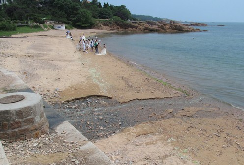 八大關(guān)景區(qū)海面臭跑游人 原是一隔油池出問題