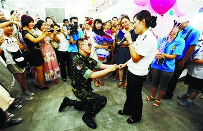 青島候車廳上演浪漫求婚 超帥特種兵與售票員閃婚