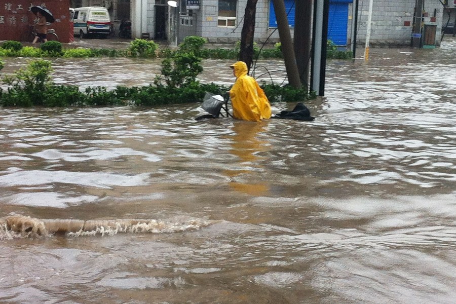 天津遇大暴雨襲擊稱澤國(guó) 市民劃船出行