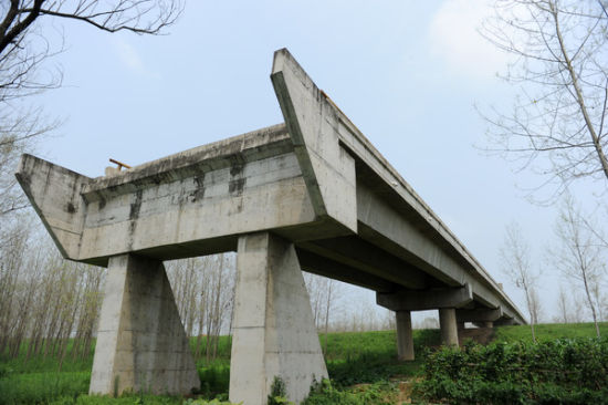 安徽河南交界投資千萬大橋建成6年未通車