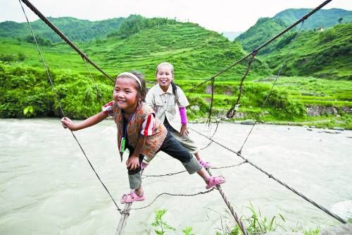 有些孩子每天上下學都要走這樣的鐵索橋