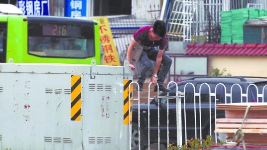 青島地下通道積水沒過腳脖 市民被逼跨欄過路