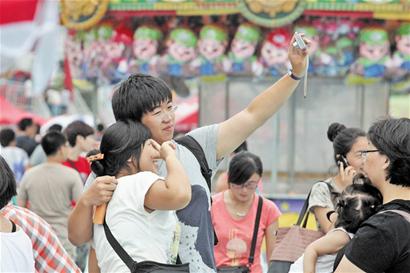 情侶團(tuán)成為嘉年華鐵桿粉絲