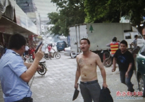 赤膊男子當(dāng)街提刀砍人 民警鳴槍奪刀