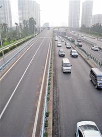 青島膠寧高架梓路入口封閉車速大增 東向西飛馳無壓力