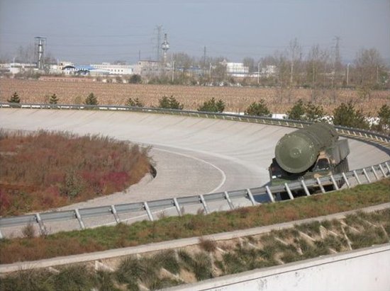 資料圖：解放軍某種未知型號(hào)的機(jī)動(dòng)式導(dǎo)彈發(fā)射車試車，外界推測(cè)這就是DF-41洲際導(dǎo)彈系統(tǒng)使用的底盤(pán)