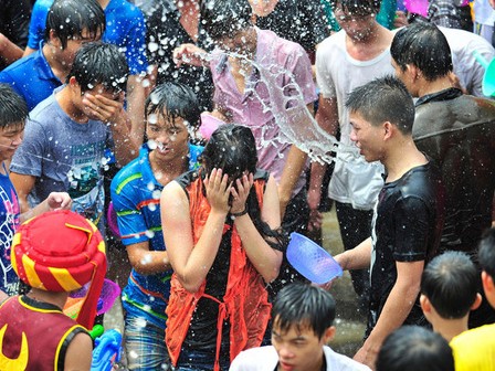 海南嬉水節(jié)多女子被眾男按倒扒光衣服 嚎啕大哭