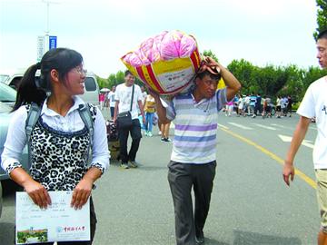 海大新生報(bào)到私家車停滿校園 父母租房陪到中秋