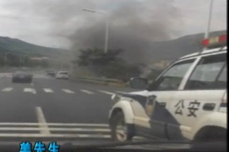 青島仰口隧道口1轎車側(cè)翻起火 道路基石被撞粉碎