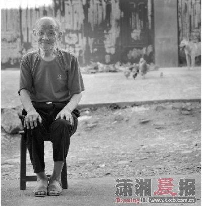 2012年6月28日,因為前一天摔了一跤,89歲的蔣梅初坐在凳子上讓記者為他拍照。