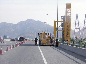 青島1500座路橋大體檢 巨無霸檢測車逐一問診