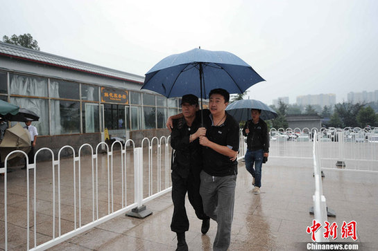 陶偉追悼會現(xiàn)場直擊 生前好友眾球迷雨中送別