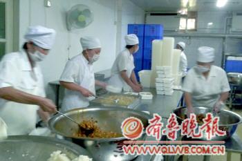 青島櫸園學(xué)校與6中食堂不合格 生熟肉混放不消毒