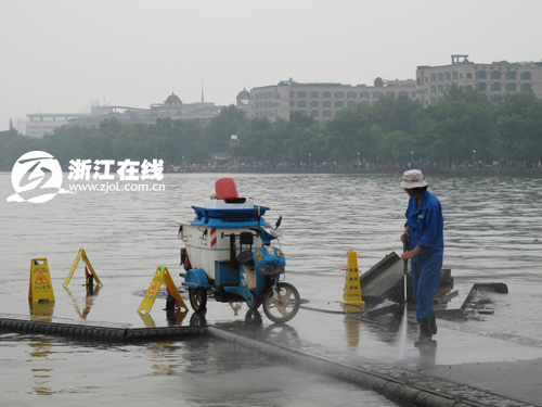 西湖十八景之一集賢亭被大風(fēng)吹倒 牌匾散落湖面