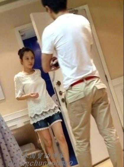 李小璐挺大肚逛公園似女皇 婆婆老公輪番伺候