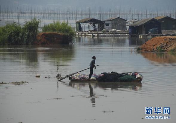 福建海堤潰堤50余米民宅被淹 百名群眾緊急轉(zhuǎn)移