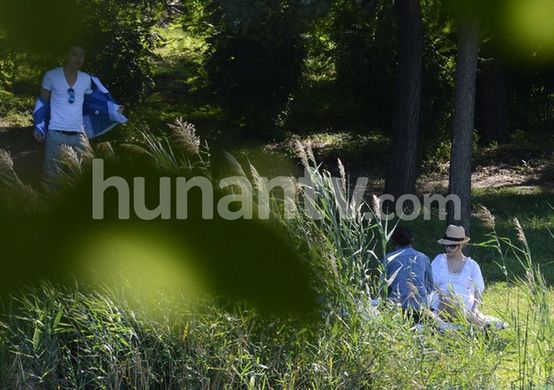 李小璐挺大肚逛公園 賈乃亮嘟嘴配合愛(ài)妻自拍